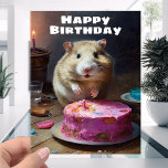 Funny Fat Hamster und Candle Cake - Happy Birthday Karte<br><div class="desc">Die lustige, fette Hamster Geburtstagskarte ist aus mehreren Gründen eine außergewöhnliche Wahl, die es zu einem tollen Kauf macht. Das hübsche Design mit einem niedlichen Hamster und einem rosa Geburtstagskuchen wird jedem ein Lächeln ins Gesicht geben. Erstens, der einzigartige Spaß der Karte Set sie von den normalen Geburtstagskarten ab. Das...</div>