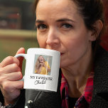 Funny Favorite Child Mama Kaffeetasse<br><div class="desc">Feiern Sie den einzigartigen Spaß Ihrer Familie mit unserer modernen Tasse. Personalisieren Sie es mit Ihrem Lieblingsbild und kitzeln Sie den lustigen Knochen Ihrer Mutter mit der frechen Unterschrift, die "mein Lieblingskind" lautet. Das perfekte Geschenk für den Muttertag oder den besonderen Tag deiner Mutter, die sie an deine liebliche Antik...</div>