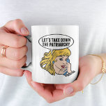 Funny Feminist Pop Art Anti Patriarchat Zitat Frau Kaffeetasse<br><div class="desc">Lasst uns das Patriarchiegeschenk abnehmen. Niedliche Retro-Pop Kunst Feminismus Design für eine starke Pro-Wahl Frauen wählen für die weibliche Führung in unserem Land. Setzen Sie sich mit diesem coolen politischen Humor-Cartoon für Frauenrechte und Frauenförderung ein, der von einer hübschen blonden Führungspersönlichkeit begleitet wird, die einen FrauenMärz auf einem Vintagen Telefon...</div>