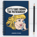Funny Feminist Pop Art Anti Patriarchat Zitat Frau Notizblock<br><div class="desc">Nehmen wir das Patriarchy-Notizbuch herunter. Niedliche Retro-Pop Kunst Feminismus Geschenk mit einem Monogramm für eine starke Pro-Wahl Frau wählen für die weibliche Führung in unserem Land. Setzen Sie sich mit diesem coolen politischen Humor-Cartoon für Frauenrechte und Frauenförderung ein, der von einer hübschen blonden Führungspersönlichkeit begleitet wird, die einen FrauenMärz auf...</div>