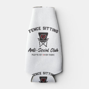 Funny Fence sitzt Anti Social Club Baseball Soft Flaschenkühler
