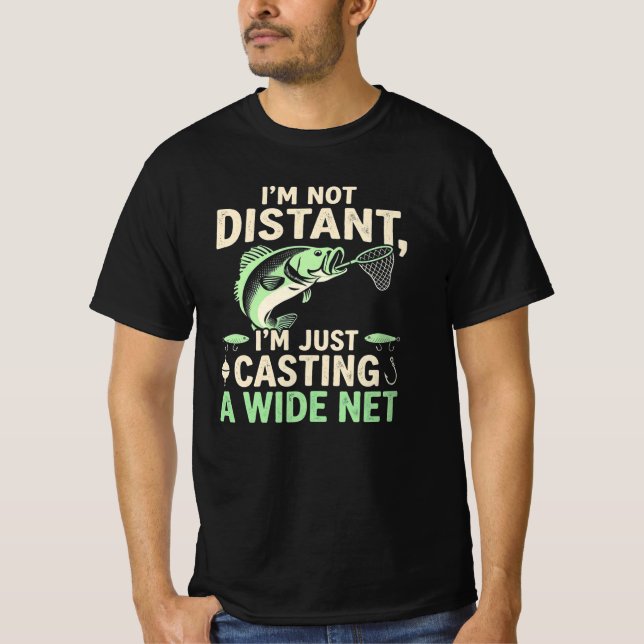 Funny Fishing Pun Im Not Distant Casting A WideNet T-Shirt (Vorderseite)