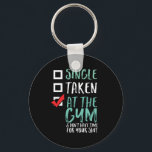 Funny Fitness Workout Single im Fitnessraum Schlüsselanhänger<br><div class="desc">Single, genommen, am Fitnessraum und haben keine Zeit. Das Design ist lustig und humorvoll für diejenigen, die im Fitnessraum unterwegs sind, auf Laufband laufen, trainieren und trainieren. Diese Fitness Fitnessstudio Motivation Ware ist großartig zu tragen, wenn es Squats, Heft, Gebäude Muskel. Ideal für Bodybuilder, Gymnastiktrainer und Fitness-Instruktor. Große Weihnachtsgeschenke und...</div>