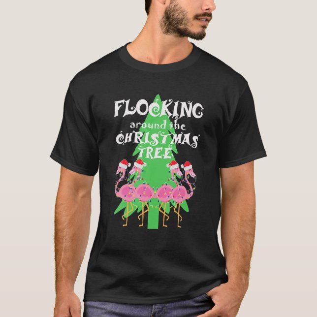 Funny Flamingo Flocking rund um den Weihnachtsbaum T-Shirt (Vorderseite)