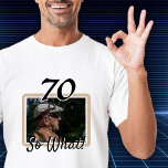 Funny Foto 70. Geburtstag Ehrengast T-Shirt<br><div class="desc">70 So, was Funny Zitat Foto 70. Geburtstag Gast von Ehre T - Shirt. 60. Geburtstagsparty T - Shirt für jemanden feiern 70 Jahre. Es kommt mit einem lustigen und motivierend Zitat 70 So What! und ist perfekt für eine Person mit einem Sinn für Spaß. Legen Sie Ihr Foto in...</div>