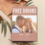 Funny Foto Free Drinks Hochzeit retten das Datum Save The Date<br><div class="desc">Eine sonnige Hochzeit bewahrt die Dattelkarten in einem modernen Foto mit Textdesign, das lautet "Freie Getränke und eine Hochzeit auf der Seite". Passen Sie die Vorder- und Rückseite der Karte mit Ihren Daten an. Wenn Sie ein vertikales Foto haben, schneiden Sie vor dem Hochladen ein, um die besten Ergebnisse zu...</div>