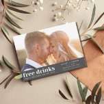 Funny Foto Wedding Save the Date<br><div class="desc">Speichern Sie die Dattelkarten in einem modernen Foto mit einem lustigen Textdesign, das "Freie Getränke und eine Hochzeit auf der Seite" lautet. Ideal für das lustige Paar, das nicht auf ihre Hochzeit warten kann.</div>