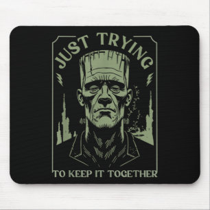 Funny Frankenstein Monster versucht es einfach Beh Mousepad