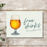 Funny Free Drinks Bierbrauerei Brauerei Hochzeit Save The Date<br><div class="desc">Mit unserer "Free Drinks" Brauerei Hochzeit "Rettet das Datum!" ein Gläschen für Liebe und Lachen! Wenn Sie den Knoten an einer Brauerei binden und zum Set den Ton für eine Feier gewollt haben, die gleichbleibende Teile entspannt und fröhlich ist, ist dies die perfekte Wahl. Ob Sie Bierfreunde sind oder einfach...</div>
