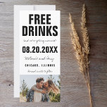 Funny Free Drinks Foto Hochzeit retten das Datum<br><div class="desc">Schwarz-Weiß-Typografie lustig "Freie Getränke (und wir werden heiraten) Hochzeit speichern die Daten. Passen Sie Ihre Namen,  Ihren Hochzeitsort,  Ihr Hochzeitstag und Ihr Lieblings-Foto an.</div>