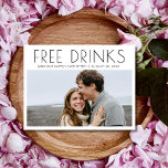Funny Free Drinks Foto Hochzeit retten das Datum Ankündigungspostkarte<br><div class="desc">Beginnen Sie Ihre Liebe mit einem Lächeln mit unserer Postkarte "Funny Free Drinks Foto Wedding Save the Date". Mit einem spielerischen "Free Drinks (und unser fröhliches aller Zeiten)" Design vorne, komplett mit Ihrem Lieblings-Foto, ist diese Postkarte Set der perfekte Ton für eine lustige und fröhliche Hochzeit. Mit dem zusätzlichen Komfort...</div>