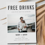 Funny Free Drinks Foto Hochzeit retten das Datum Save The Date<br><div class="desc">Eine sonnige Hochzeit bewahrt die Dattelkarten in einem modernen und einfachen Textdesign mit Ihrem individuellen Foto-Design, das lautet "Free Drinks (und wir heiraten gerade)". Passen Sie die Kartenvorderseite mit Ihrem horizontalen Foto an (Zuschneiden in Rechteck vor dem Hochladen für beste Ergebnisse). Geben Sie Ihre Namen, das Hochzeitdatum und den Ort...</div>