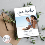 Funny Free Drinks Foto Hochzeit retten das Datum Save The Date<br><div class="desc">Eine sonnige Hochzeit bewahrt die Dattelkarten in einem modernen Skriptdesign mit Ihrem individuellen Foto-Design,  das lautet "Free Drinks (und wir heiraten gerade)". Kontaktieren Sie mich über den Button unten,  wenn Sie Hilfe mit der Vorlage,  mit dem Hinzufügen Ihres Fotos oder wenn Sie Anpassungen wünschen.</div>