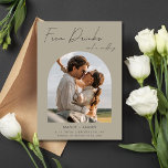 Funny Free Drinks Foto Hochzeit retten das Datum Save The Date<br><div class="desc">Mit unserem Funny Free Drinks Foto Wedding Save the Date Cards bereiten Sie sich darauf vor, ein wenig Lacher und Spannung zu verbreiten! Mit einer Touch Spaß und einem Hauch von modernem Flair sind diese Karten ideal für Paare, die Liebe haben, ihren besonderen Tag etwas zu verbringen. Mit einem modernen...</div>
