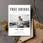 Funny Free Drinks Foto Hochzeit retten das Datum Save The Date<br><div class="desc">Eine sonnige Hochzeit bewahrt die Dattelkarten in einem modernen und einfachen Textdesign mit Ihrem individuellen Foto-Design, das lautet "Free Drinks (und wir heiraten gerade)". Passen Sie die Kartenvorderseite mit Ihrem horizontalen Foto an (Zuschneiden in Rechteck vor dem Hochladen für beste Ergebnisse). Geben Sie Ihre Namen, das Hochzeitdatum und den Ort...</div>