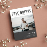 Funny Free Drinks Foto Moderne Hochzeiten Save The Date<br><div class="desc">Moderne Hochzeiten speichern die Dattelkarten in einem grauen Design mit Ihrem individuellen Foto-Design,  das lautet "Free Drinks (und wir heiraten)". Fügen Sie Ihr Foto,  Namen,  Hochzeitstermin und Ort. Passen Sie die Rückseite der Karte mit einem zweiten Foto an.</div>