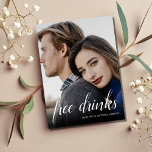 Funny Free Drinks Hochzeitsfest Foto Save the Date Ankündigungspostkarte<br><div class="desc">Diese Save the Date Postkarten sind für das lustige Ehepaar gedacht, das nicht warten kann, um seinen Hochzeitstag mit seiner Familie und seinen Freunden zu teilen. Moderne Schrift "Free Drinks (und wir heiraten) Design auf der Vorderseite der Postkarte ist mit Ihrem Foto angepasst. Fügen Sie Ihre Rücksendeadresse und die anstehenden...</div>