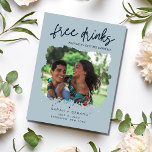 Funny Free Drinks Wedding retten das Datum Ankündigungspostkarte<br><div class="desc">Diese Save the Date Postkarten sind für das lustige Ehepaar gedacht, das nicht warten kann, um seinen Hochzeitstag mit seiner Familie und seinen Freunden zu teilen. Modernes Foto "Free Drinks (und wir werden heiraten) Design in blau ist mit Ihrem Foto, Namen, Hochzeitsdatum und Ort angepasst. Fügen Sie Ihre Rücksendeadresse- und...</div>
