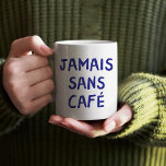 Funny French Jamais Sans Café Kaffeekonzept Grafik Kaffeetasse<br><div class="desc">Beginnen Sie Ihren Tag mit einem Lächeln und einem kleinen französischen Flair mit dieser lustigen und stilvollen "Jamais Sans Café" Kaffee-Tasse. Diese Tasse ist perfekt für Kaffeeliebhaber und zeichnet sich durch ein spielerisches Design mit dem humorvollen französischen Zitat aus, das in "Niemals ohne Kaffee" übersetzt wird. Ob Sie es einem...</div>