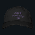 Funny French Zitat in Schwarz Bestickte Baseballkappe<br><div class="desc">Eine humorvolle Drehung auf dem französischen Sprichwort,  um das Leben zu genießen und zu akzeptieren,  wie es ist - c'est la freaking vie - mit einem minimalistischen boho ästhetische. Cooles Geschenk für Ihren Frankophilen Freund,  Wanderlust-Reise-Blogger,  und Frankreich-Liebhaber für lässige Wochenend-Brunch-Termine und Alltag rund um das Haus Spaß.</div>