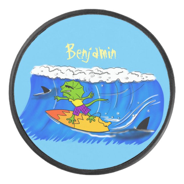 Funny frilled Halslizard Surfing Cartoon Eishockey Puck (Vorderseite)