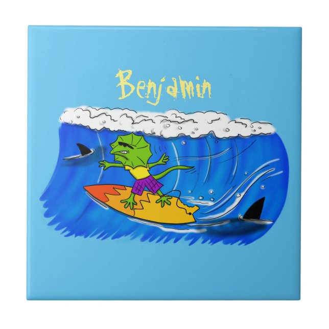 Funny frilled Halslizard Surfing Cartoon Fliese (Vorderseite)