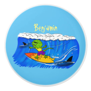 Funny frilled Halslizard Surfing Cartoon Keramikknauf