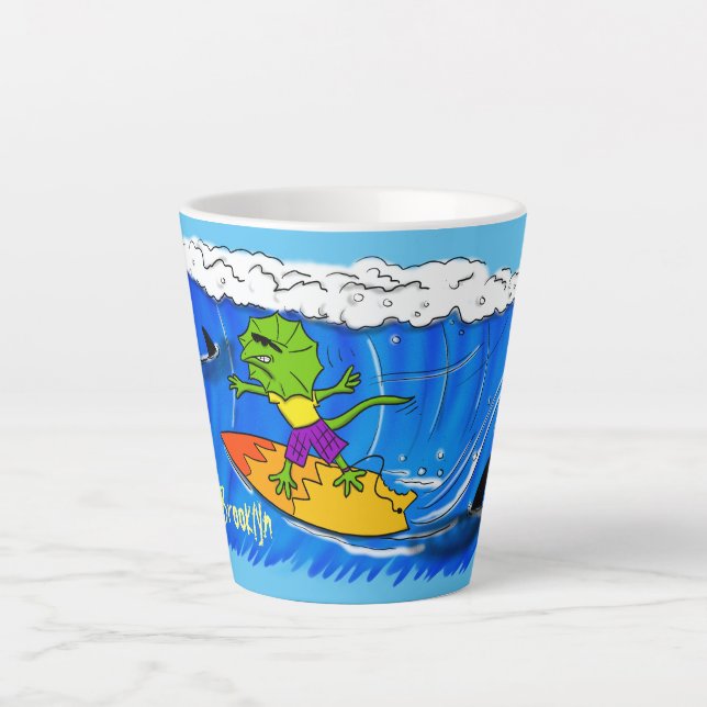 Funny frilled Halslizard Surfing Cartoon Milchtasse (Vorderseite)