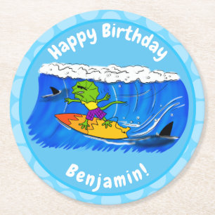 Funny frilled Halslizard Surfing Cartoon Runder Pappuntersetzer