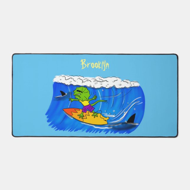 Funny frilled Halslizard Surfing Cartoon Schreibtischunterlage (Vorderseite)
