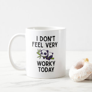 Funny fühlen sich nicht sehr arbeitsam Bürocoworke Kaffeetasse