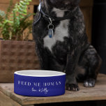 Funny Fütterte Me Human | Monogramm Bowl Napf<br><div class="desc">Mit diesem anpassbaren Funny Füttre Me Human füttre mehr Spaß machen | Monogram Pet Bowl! Mit einem schlanken, minimalistischen Design und einer spielerischen Botschaft -"Füttre mir Mensch, Liebe [Dein Haustier]" - ist diese Schüssel perfekt geeignet, um dem Alltag Ihres Haustieres eine persönliche Touch hinzuzufügen. Es ist in jeder Farbe erhältlich...</div>