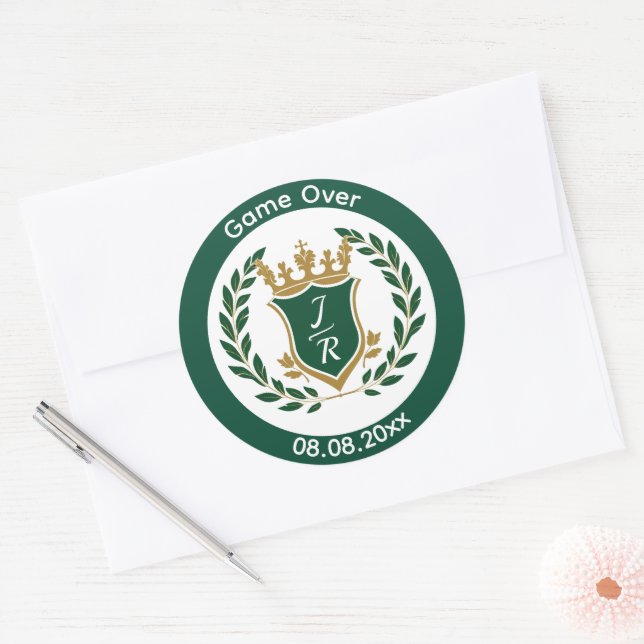 Funny "Game Over" Wedding Monogram Crest Classic Runder Aufkleber (Umschlag)