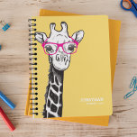Funny Geek Giraffe Name 2024 Planner Planer<br><div class="desc">Personalisierter,  lustiger 2024-Planer mit einem hellgelben Hintergrund,  der in jede Farbe verändert werden kann,  einer sonderbaren Geek-Giraffe mit rosa Brille,  Ihrem Namen und dem Jahr.</div>