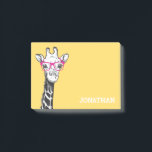 Funny Geek Giraffe Yellow Post-it Klebezettel<br><div class="desc">Personalisierte lustige Post-it-Notizen mit einem hellgelben Hintergrund,  der in jede Farbe geändert werden kann,  einer sonderbaren Geek-Giraffe mit Brille und Ihrem Namen.</div>