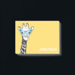 Funny Geek Giraffe Yellow Post-it-Notes Post-it Klebezettel<br><div class="desc">Personalisierte lustige Post-it-Notizen mit einem hellgelben Hintergrund,  der in jede Farbe geändert werden kann,  einer sonderbaren Geek-Giraffe mit blauer Brille und Ihrem Namen.</div>