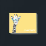 Funny Geek Giraffe Yellow Post-it-Notes Post-it Klebezettel<br><div class="desc">Personalisierte lustige Post-it-Notizen mit einem hellgelben Hintergrund,  der in jede Farbe geändert werden kann,  einer sonderbaren Geek-Giraffe mit blauer Brille und Ihrem Namen.</div>