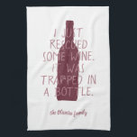 Funny gerade gerettet Wein gefangen Flasche Famili Geschirrtuch<br><div class="desc">Das Küchentuch mit dem weinbezogenen Zitat "Ich habe gerade etwas Wein gerettet. Es war in einer Flasche gefangen",  gegen burgundische/rote Weinflasche Illustration. Einfach mit Ihrem Familiennamen und Ihren Lieblingsfarben personalisieren - alle Elemente sind editierbar.</div>