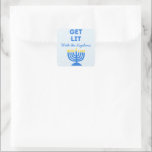 Funny "Get Lit" Chic Personalisiert Menorah Hanukk Quadratischer Aufkleber<br><div class="desc">Bringen Sie Ihren Hanukah-Feiern einen festlichen Funke mit diesen lustigen Aufklebern "Get Lit"! Diese Aufkleber mit einer fett gedruckten Menorah-Illustration, anpassbarem Familiennamen-Text und einer spielerischen Botschaft sind perfekt, um Geschenktaschen, Geschenkkartons oder Urlaubskarten Persönlichkeit hinzuzufügen. Das lebendige Design und die humorvolle Phrase machen sie zu einer unvergesslichen Ergänzung zu jeder Hanukka-Ansammlung,...</div>