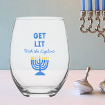 Funny "Get Lit" Chic Personalisiert Menorah Hanukk Weinglas Ohne Stiel<br><div class="desc">Feiern Sie Hanukkah mit einem Lächeln mit diesem spielerischen "Get Lit"-Weinglas! Mit einer hellen Menorah-Illustration und einem individuell gestaltbaren Familiennamen ist dieses Glas ideal, um Ihren Ansammlungen Spaß und Persönlichkeit hinzuzufügen. Egal ob Sie mit der Familie toasteln oder mit Freunden etwas trinken wollen, dieses einzigartige Weinglas bringt eine lustige Drehung...</div>