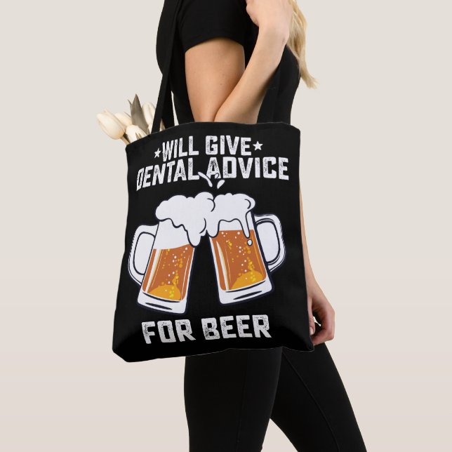 Funny gibt Zahnberatung für Bier Tasche (Von Nahem)