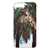 Funny Giraffe, der eine Himbeere gibt,