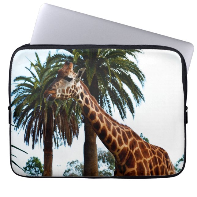 Funny Giraffe, der eine Himbeere gibt, Laptopschutzhülle (Vorderseite)