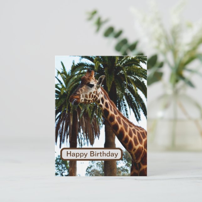 Funny Giraffe, der eine Himbeere gibt, Postkarte (Stehend Vorderseite)