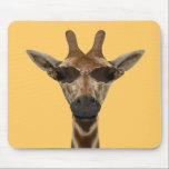 Funny Giraffe Incognito mit trendiger Sonnenbrille Mousepad<br><div class="desc">nicht immer ein Vergnügen,  von jedem erkannt zu werden,  also schützt es nicht nur die Augen vor hellem Sonnenschein,  es kann umherlaufen und hat jetzt die ganze Privatsphäre,  die es will. clever!</div>