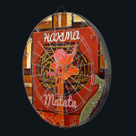 Funny Giraffe mit coolem Text Hakuna Matata Design Dartscheibe<br><div class="desc">Die schönste, charmanteste und liebenswerteste Giraffe, die Sie je gesehen haben! Stellen Sie sich das vor: eine Giraffe mit einem schelhaften Lächeln, das einen winzigen, stilvollen Hut trägt, der Ihnen sofort ein Lächeln ins Gesicht bringt. Aber das ist noch nicht alles! Diese köstliche Giraffe kommt auch mit einer Touch von...</div>