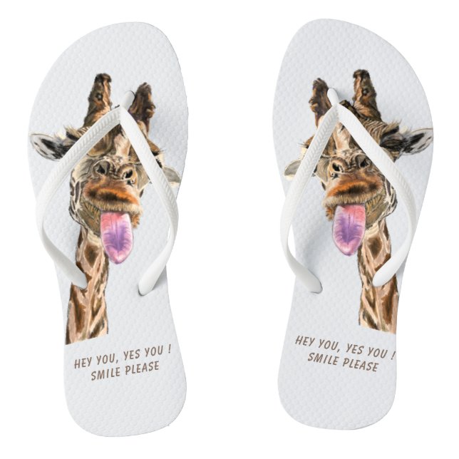 Funny Giraffe Tongue Out and Playful Wink Cartoon Flip Flops (Fußbett)