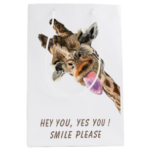 Funny Giraffe Tongue Out and Playful Wink - Läche Mittlere Geschenktüte