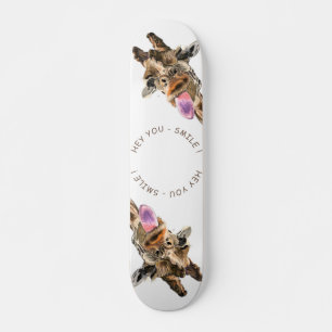 Funny Giraffe Tongue Out and Playful Wink - Spaß   Skateboard