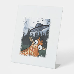 Funny Giraffe UFO Zoo Animal Weird Meme Graphic _ Sockelschild